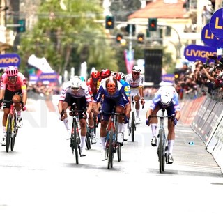 Milano-Sanremo: sul traguardo di Via Roma la spunta il belga Jasper Philipsen nell'edizione più veloce di sempre